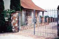 2002 Mikulov - Obezdění RD, kámen, cihla