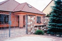 2002 Mikulov - Obezdění RD, kámen, cihla
