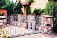 2002 Mikulov - Obezdění RD, kámen, cihla