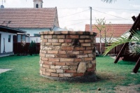 2012 Březí - Vyzdívání studny