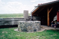 2009 Kletnice - Vyzdívání studny - kámen	