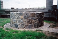 2009 Kletnice - Vyzdívání studny - kámen